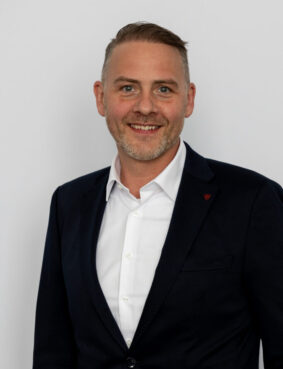 selbstständiger Kaufmann, Kempten, seit 2020 Vorstand der REWE Süd/Südwest e.G. Mitglied im Aufsichtsrat der REWE-Group ​